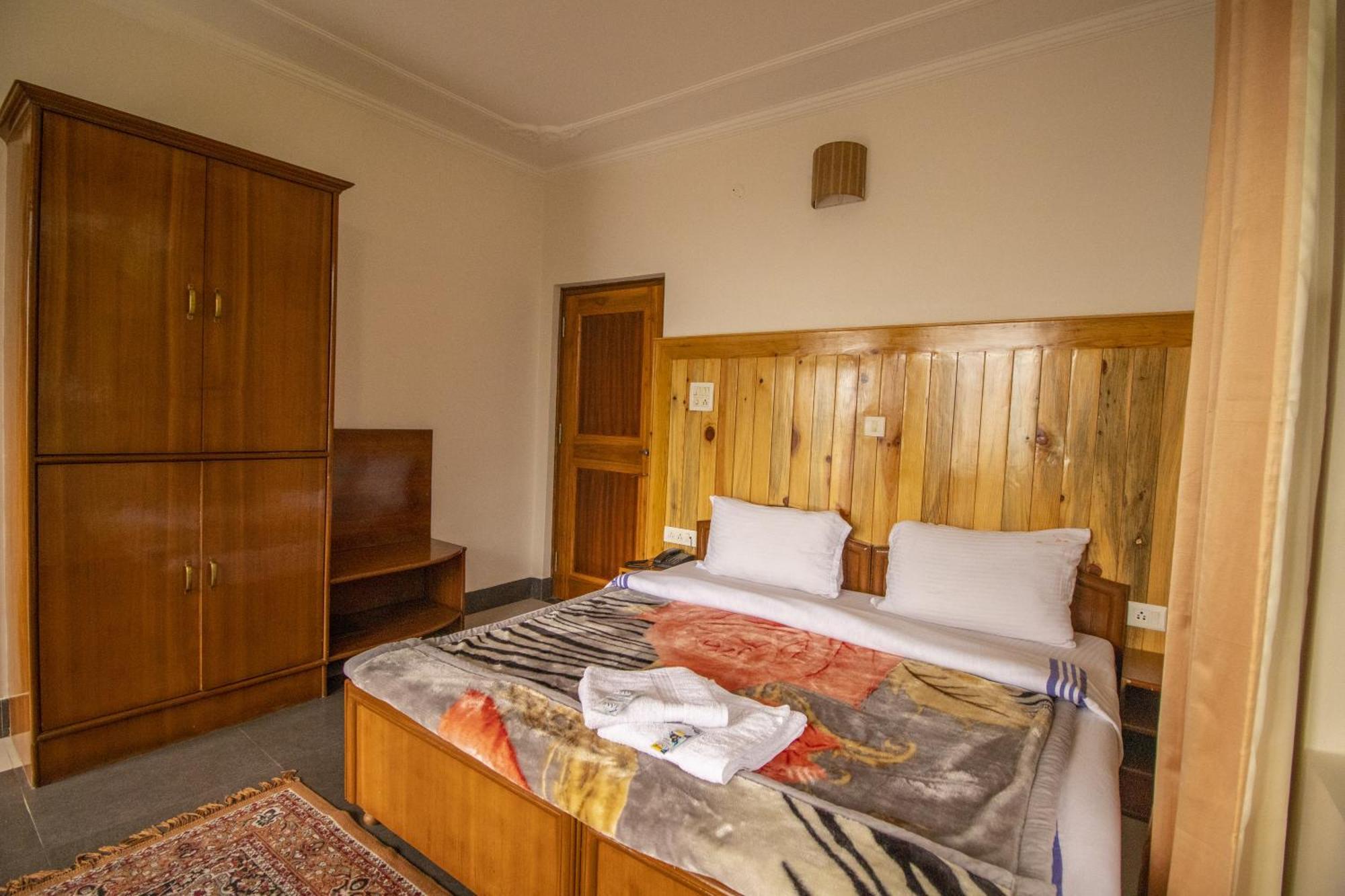 Wow Stayz2 Hotel The Lodge Dharamshala Bagian luar foto