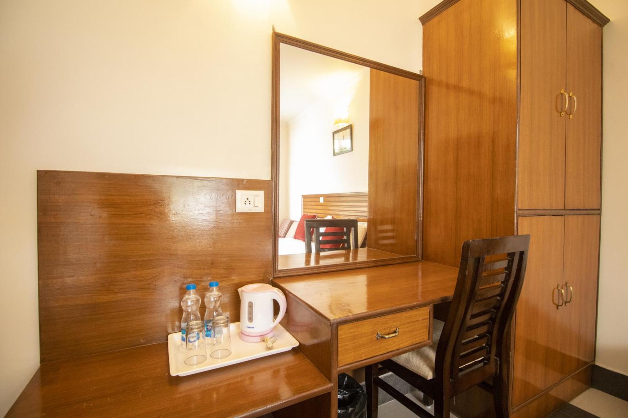 Wow Stayz2 Hotel The Lodge Dharamshala Bagian luar foto