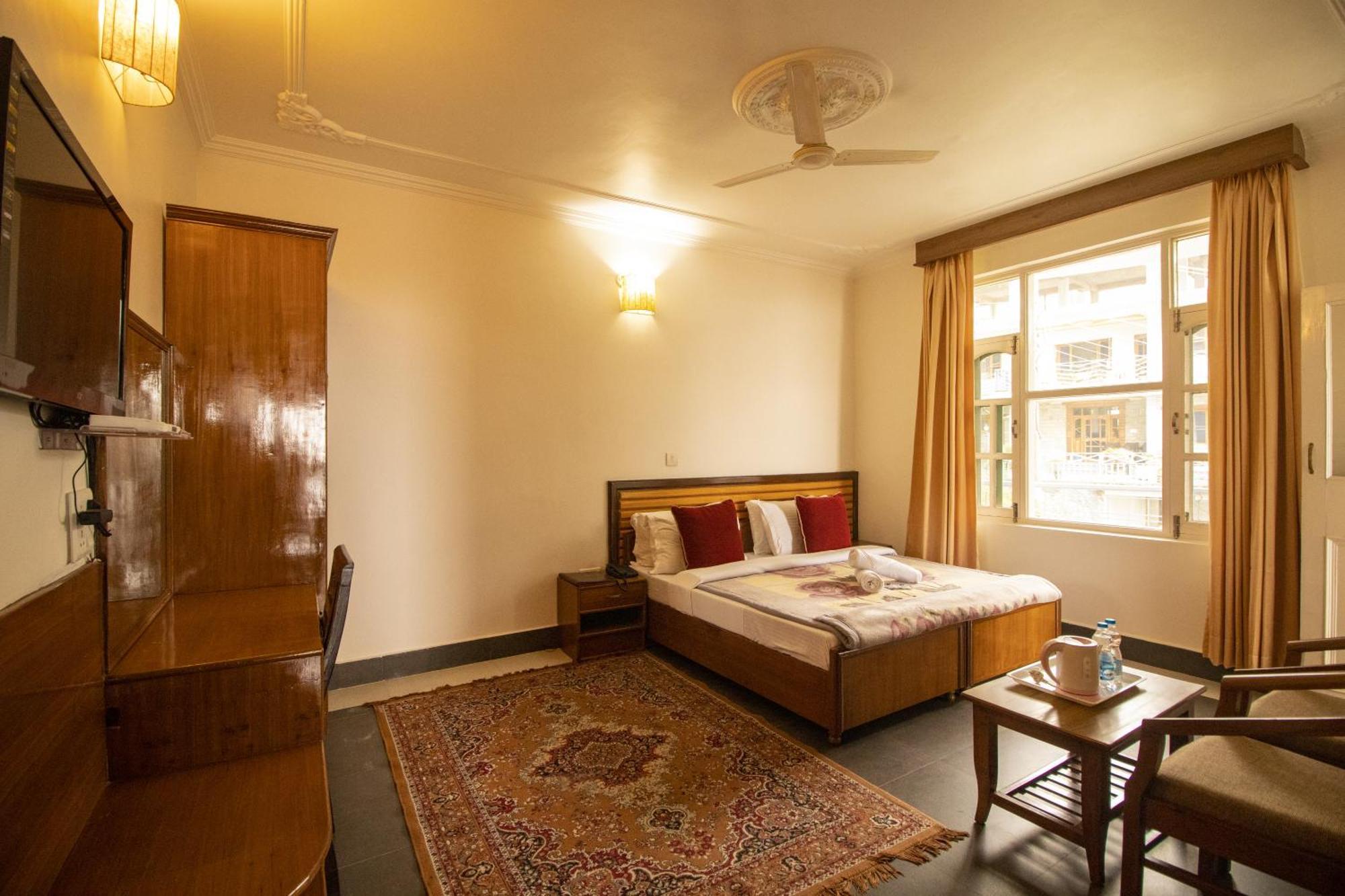 Wow Stayz2 Hotel The Lodge Dharamshala Bagian luar foto