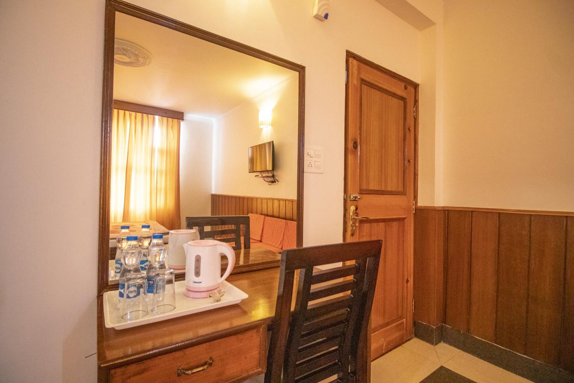 Wow Stayz2 Hotel The Lodge Dharamshala Bagian luar foto