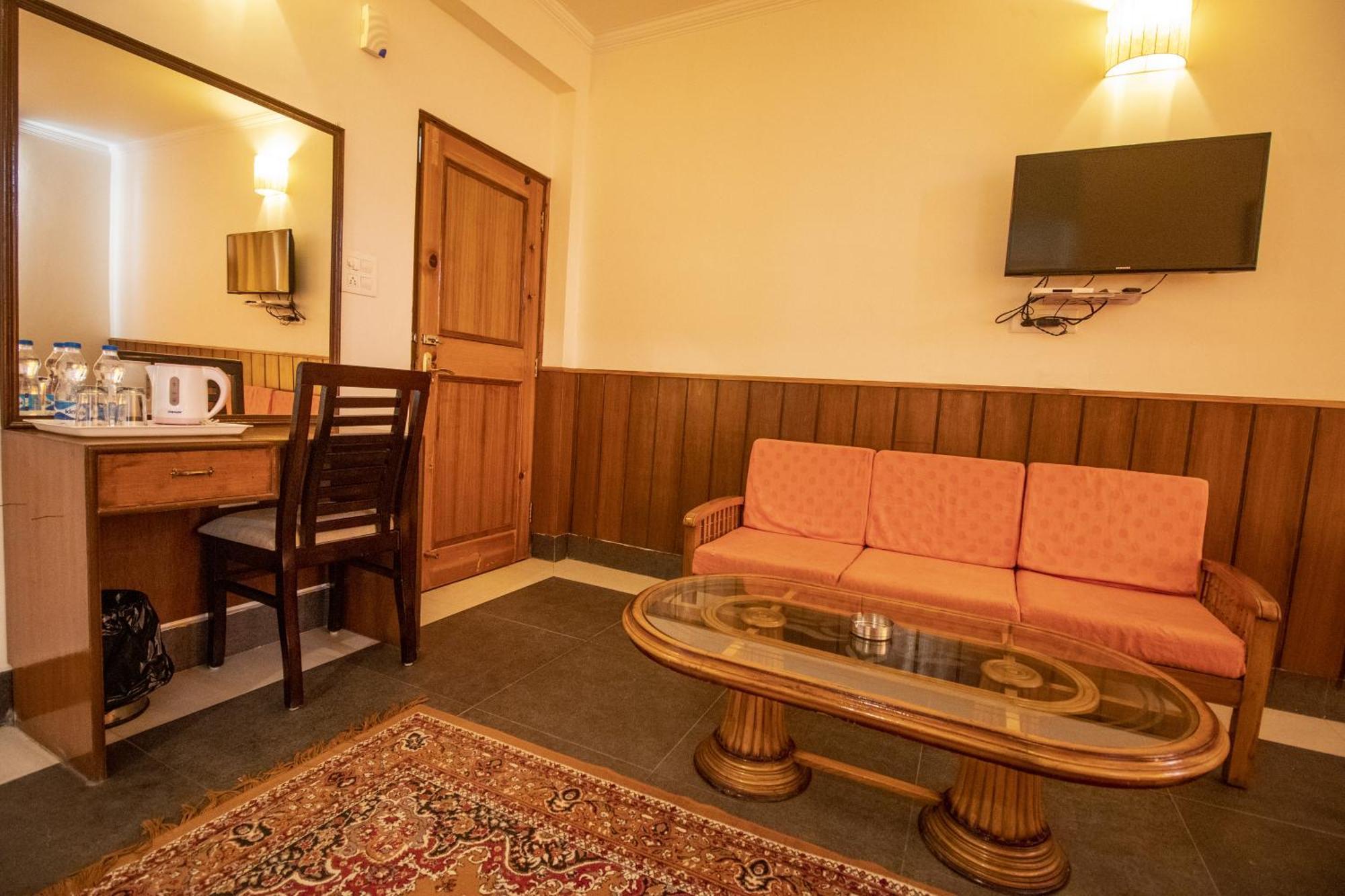 Wow Stayz2 Hotel The Lodge Dharamshala Bagian luar foto