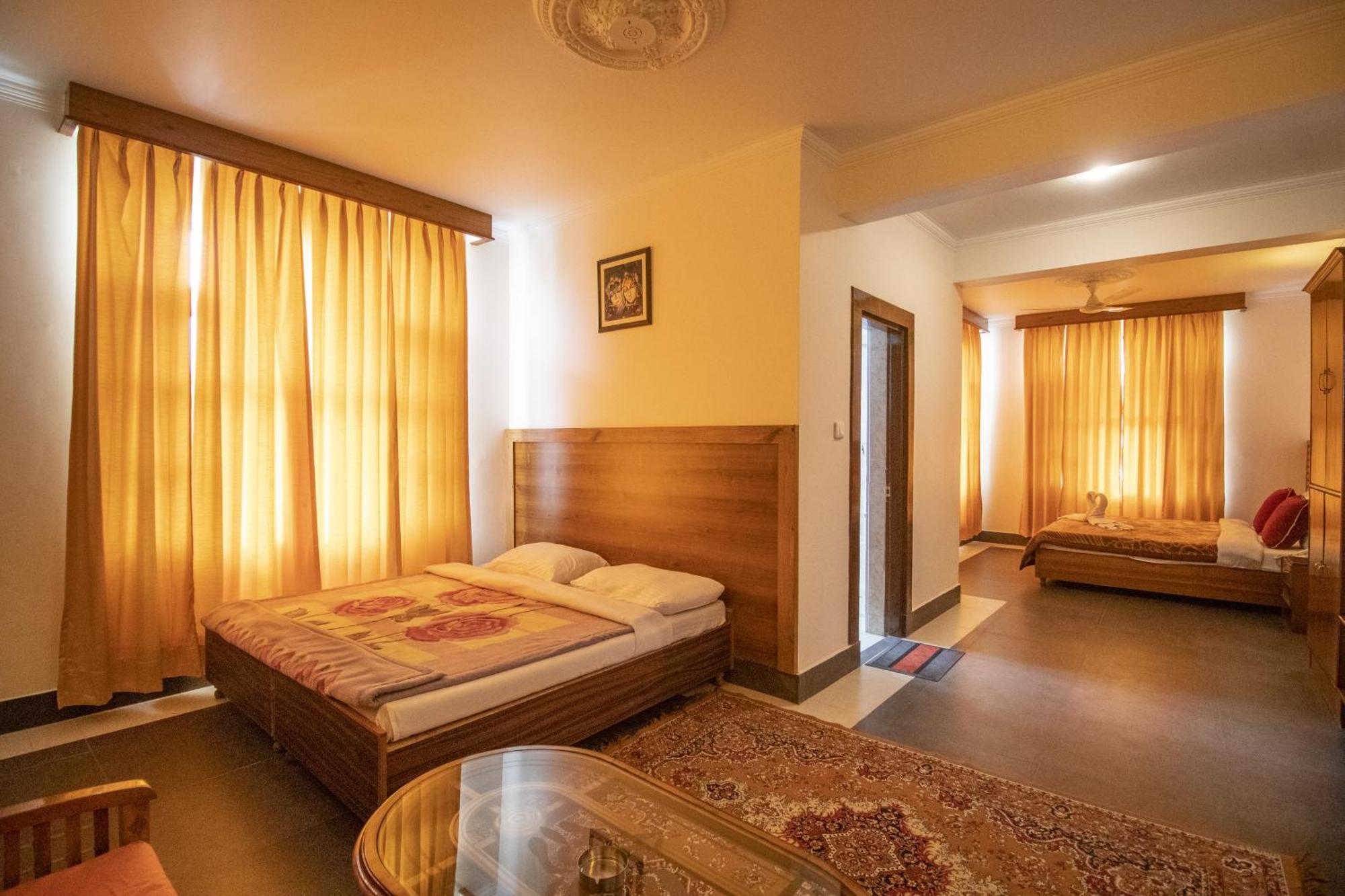 Wow Stayz2 Hotel The Lodge Dharamshala Bagian luar foto