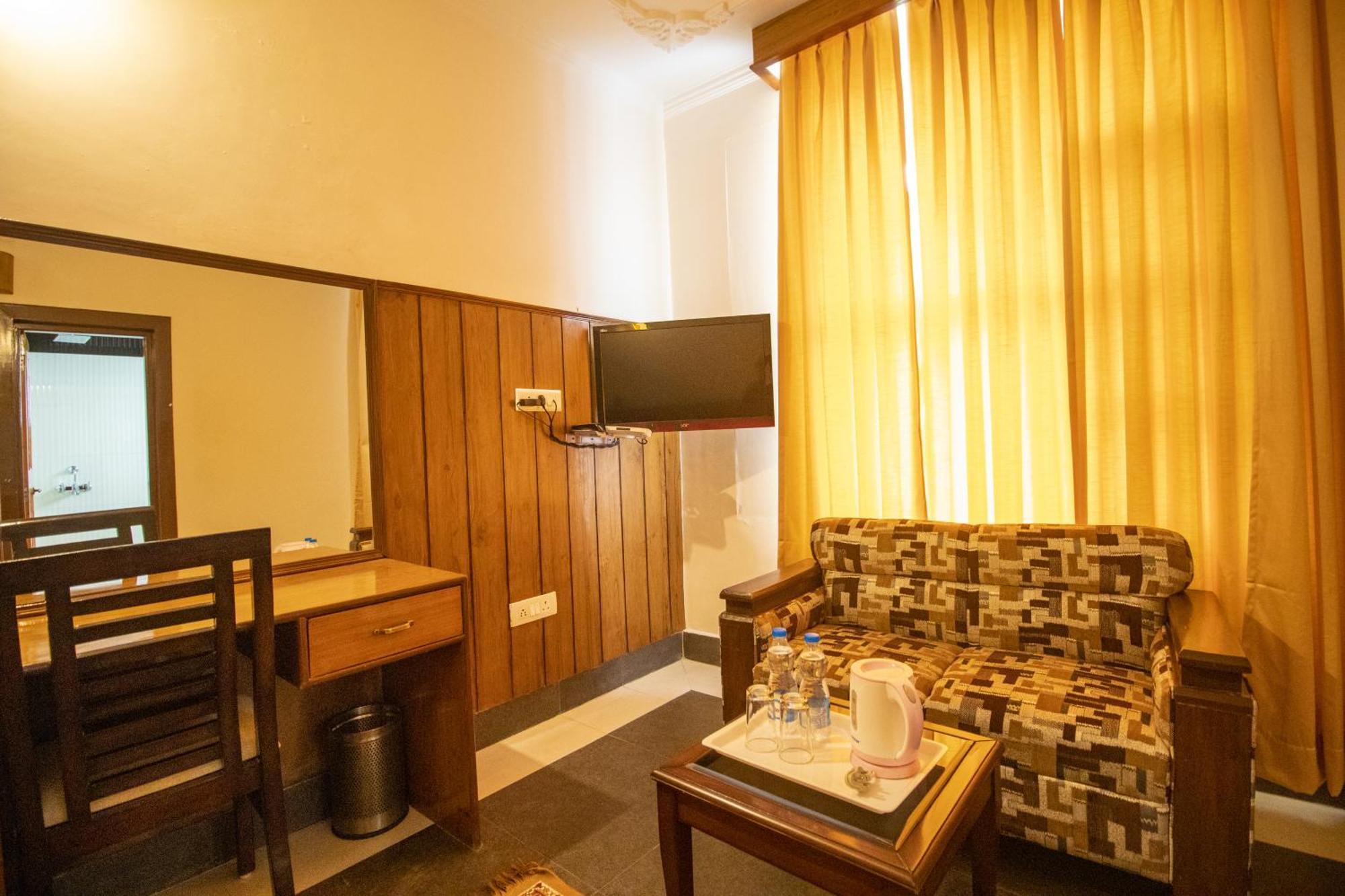 Wow Stayz2 Hotel The Lodge Dharamshala Bagian luar foto