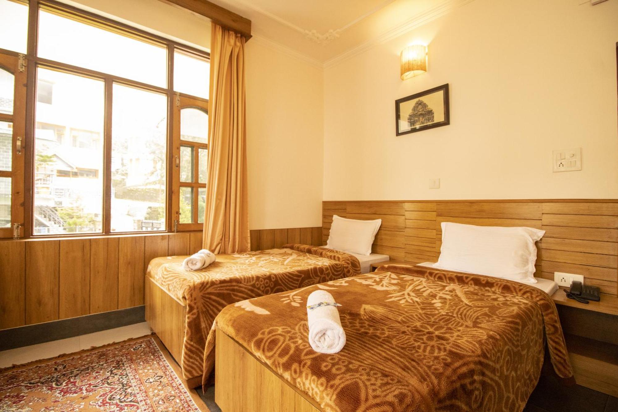 Wow Stayz2 Hotel The Lodge Dharamshala Bagian luar foto