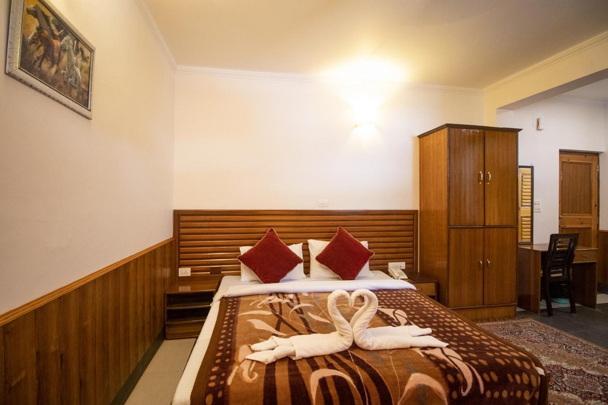 Wow Stayz2 Hotel The Lodge Dharamshala Bagian luar foto