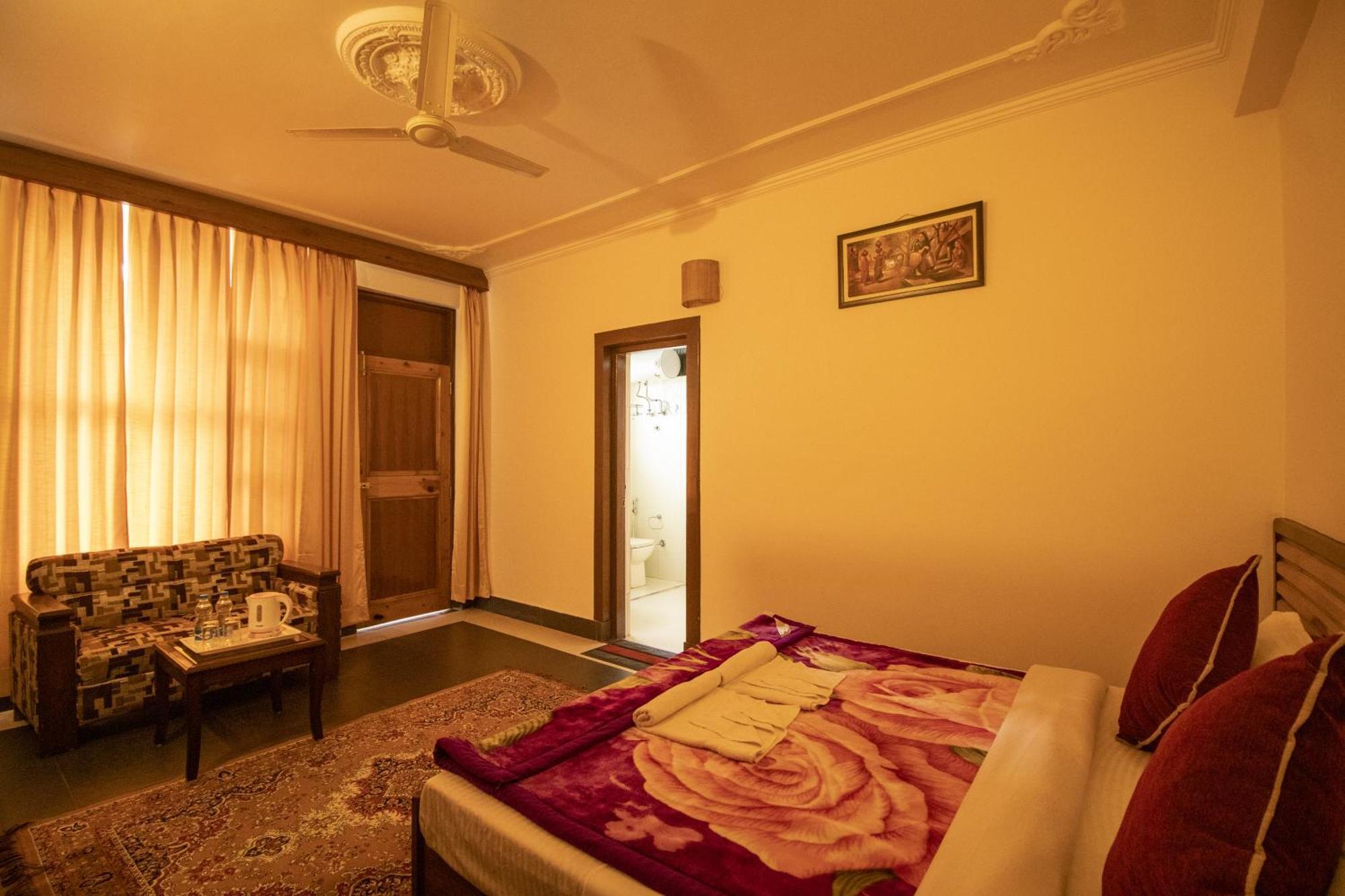 Wow Stayz2 Hotel The Lodge Dharamshala Bagian luar foto