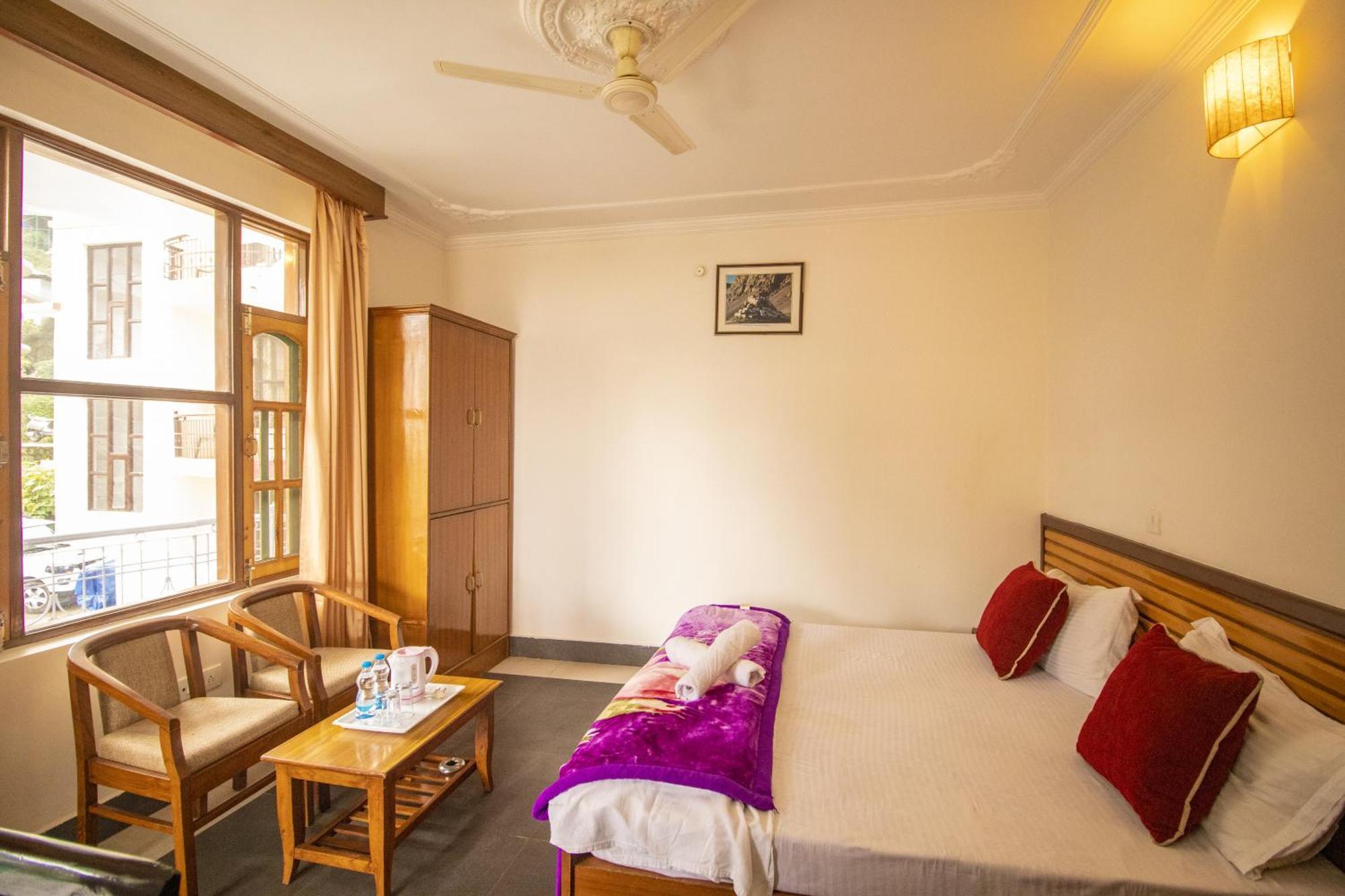 Wow Stayz2 Hotel The Lodge Dharamshala Bagian luar foto