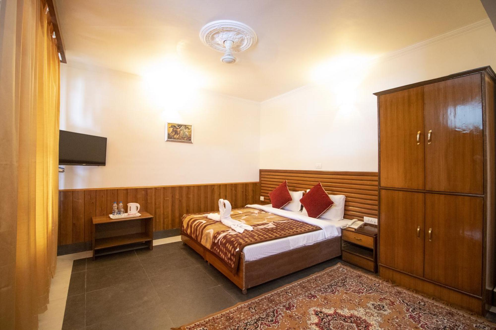 Wow Stayz2 Hotel The Lodge Dharamshala Bagian luar foto