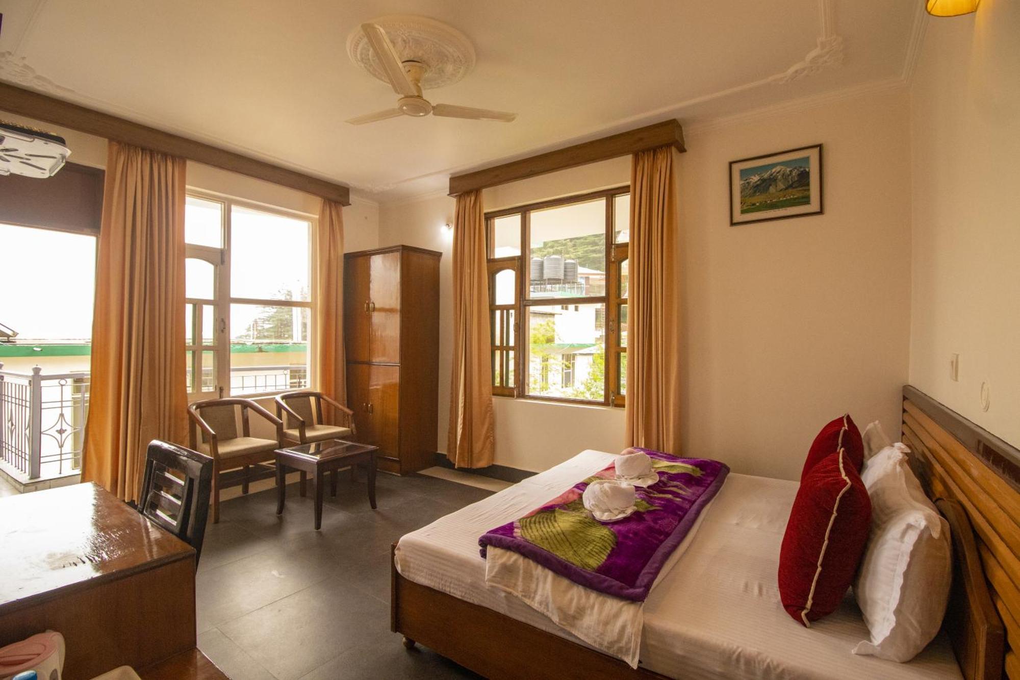 Wow Stayz2 Hotel The Lodge Dharamshala Bagian luar foto